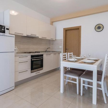 1 Bedroom Amazing Apartment In Komarna Klek Bagian luar foto