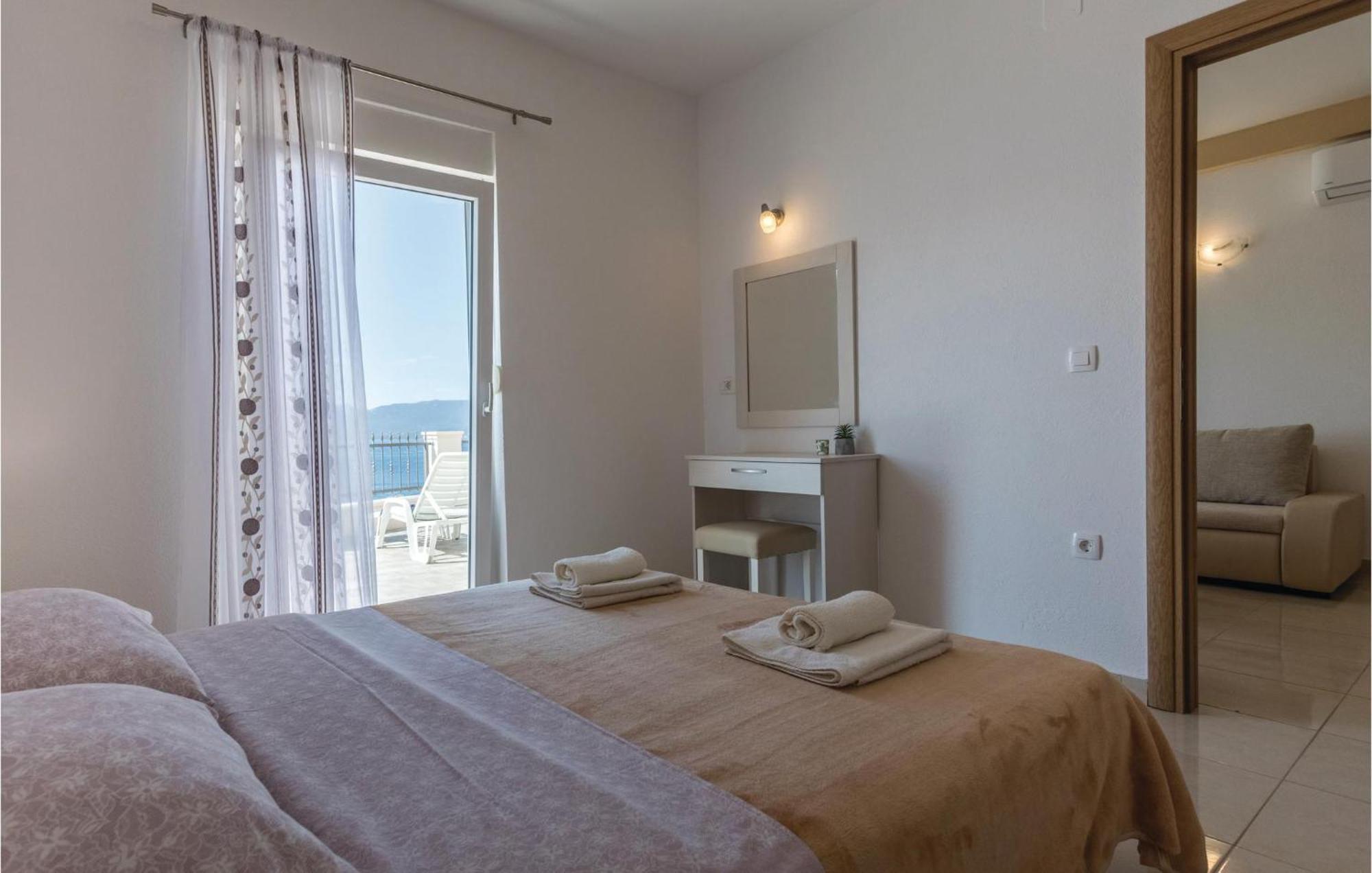 1 Bedroom Amazing Apartment In Komarna Klek Bagian luar foto