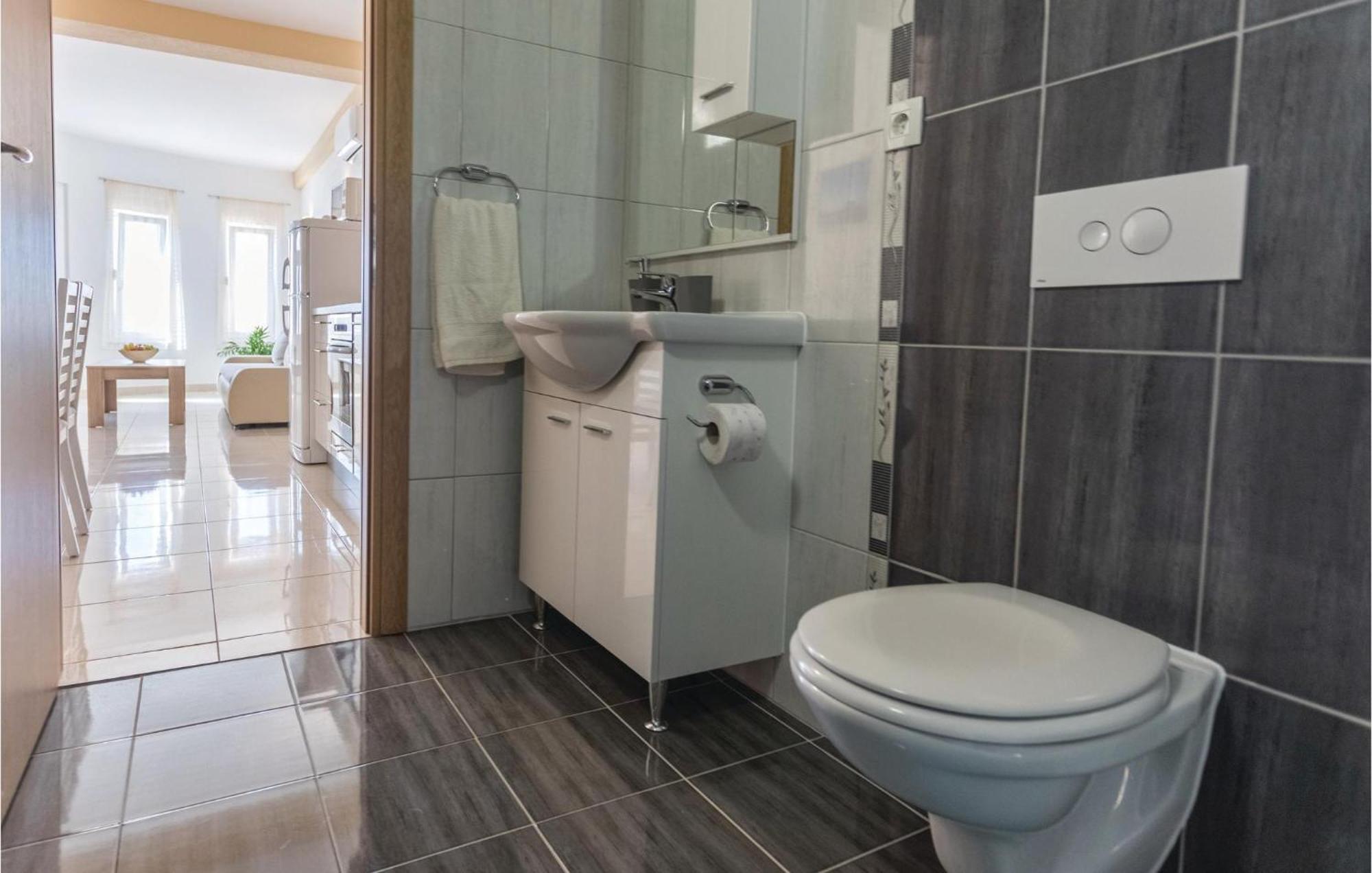 1 Bedroom Amazing Apartment In Komarna Klek Bagian luar foto
